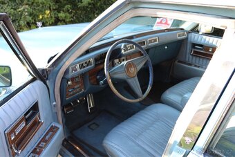 Cadillac Seville 1976 V8 - 11