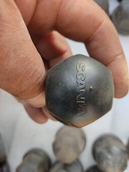 Prodej krytky na šrouby kol + kabinový filtr na Volvo - 11