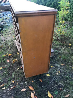 Masivní regálová skříň - 11