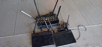 PC, monitory, klávesnice, kabely, routery atd - 11