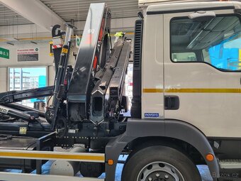 MAN OSMNÁCTITUNA RUKA HIAB 138 + NOSIČ KONTEJNERU 10T - 11