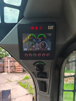 Smykem řízený nakladač CAT 246D3 2020 - 11