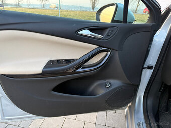 Opel Astra Sports Tourer+ 12/2016 - plná výbava - 11