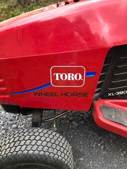 Zahradní traktor Toro s kárkou - 11