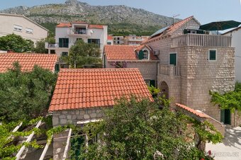 Jen 70 m od pláže – apartmánový dům na prodej, Omišská rivié - 11