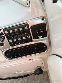 Kajutová loď CROWNLINE 250 CR - 11