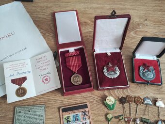 RETRO uniformy ČSAD s visačkami a odznaky-nález z půdy - 11