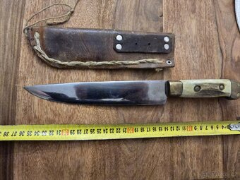 LOVECKÝ TESÁK - 11