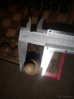 ŠACHY; staré dřevěné šachové figurky s patinou - komplet - 11