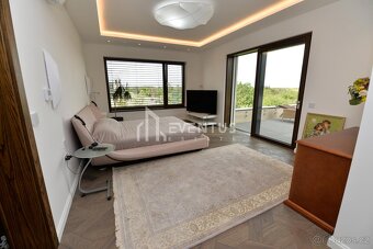 Prodej rodinného domu 716 m2,  pozemek 1135 m2 - 11