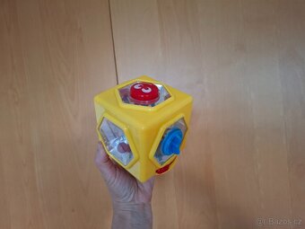 Interaktivní kostka pro batolata, 10cm - 11