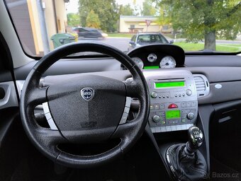 Lancia Ypsilon 1.4 70 KW Versus 1 z 500ks - 11