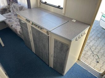 LMC Luxus 490, 4 osoby, stan, světlý interiér - 11