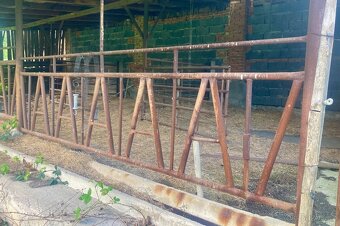 Prodám ocelové pevné zabrany- žlabová krmná zábrana - 11