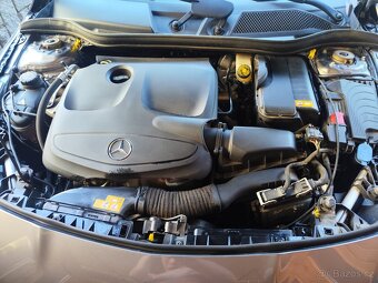 Mercedes CLA 180 šedá metalíza, světlý interiér,nízký nájezd - 11