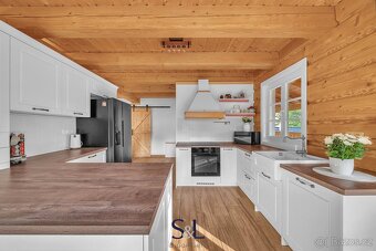 Dvě roubené novostavby na jednom pozemku s fotovoltaikou – ú - 11