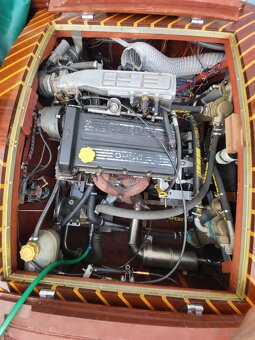 Mahagonový člun - motor Ford - 11