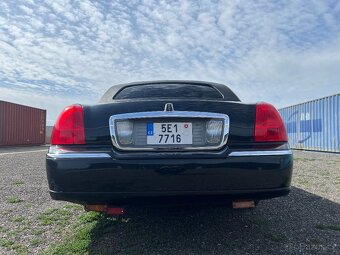 Lincoln Town Car - 11