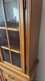 Masivní vitrína / příborník - 11