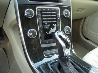 Volvo V60 2,4 D6 PHEV Luxusní vůz - 11