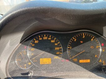 Toyota T25 Avensis - 11