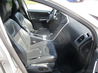 VOLVO XC60 2,4D4 Summum AWD Auto Pano Xen 2014 - 11