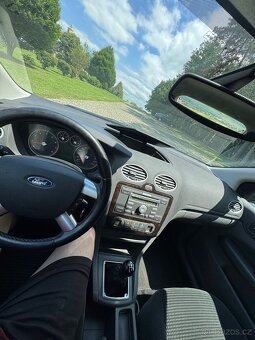 Ford Focus 1.6i - 11