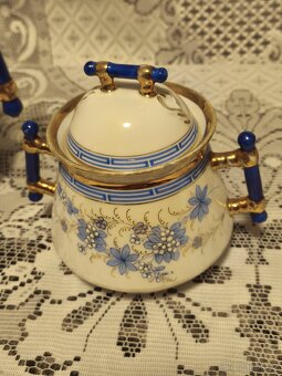 Stará porcelánová konvička. - 11