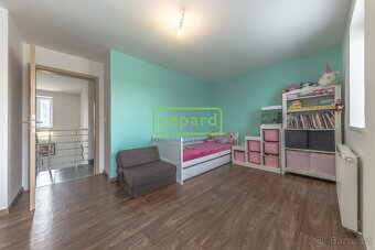 Rodinný dům 5+1, garáž, lodžie, klidné a bezpečné bydlení No - 11