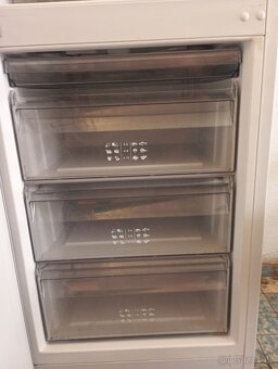 Prodám starší kombinovanou lednici s mrazákem. - 11