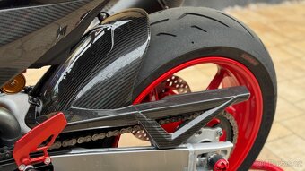 Aprilia Tuono V4 Factory 2022 - 11