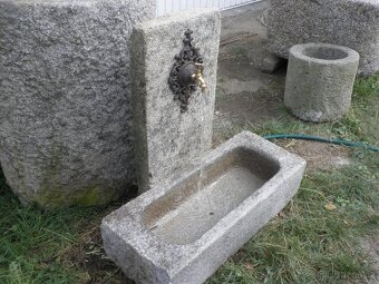 stará kamenná kašna s tekoucí vodou koryto kaménka - 11
