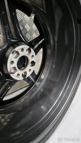 P: ALU Mercedes Benz GT63 20" + pneu - 11