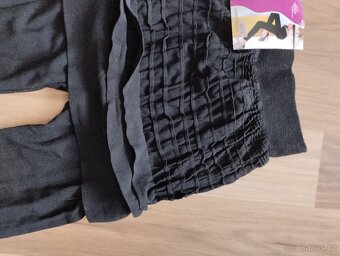 Nové elastické černé kalhoty s vyšitou sukýnkou - 11