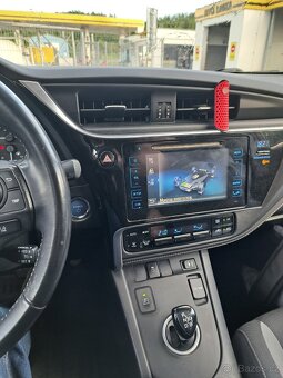 Prodám Toyota Auris Combi HYBRID 1.8 - 11