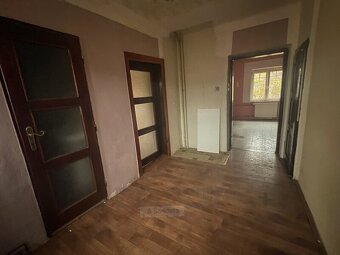 Prodej prostorného rodinného domu o dispozici 4+1 (162 m2) v - 11