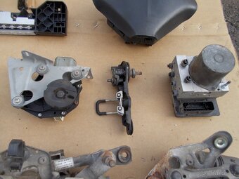 Díly 2. Peugeot 407 SW 2.0HDI 100kw - 11