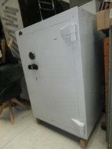 Trezor železobetonový bankovní za 12.000 kč - 11