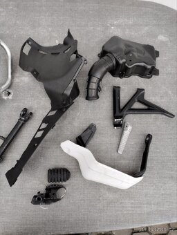 Nádrž Honda Africa Twin 1100 + poškoz. díly - 11