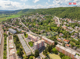 Prodej ideální 1/2 komerčního pozemku, 1935 m², Karlická ul. - 11