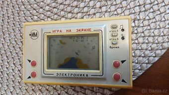 Ruská digitální hra Vlk chytá vejce, Autoslalom, Asteroidy - 11