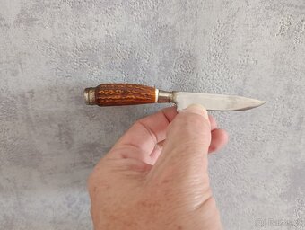 6ks malých nožíku na dřevěné podložce na zavěšení - 11