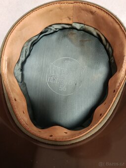 Dvě vojenské helmy a čepice SNB - 11
