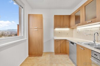 Prodej bytu 5+1 91 m² po rekonstrukci s krásným výhledem - 11