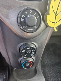 Toyota IQ - 11