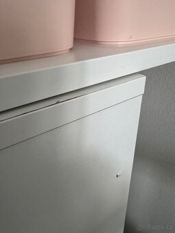 Komoda s přebalovacím nástavcem a dětská postýlka se zásuvko - 11