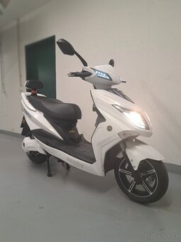 Elektroskútr v perfektním stavu plus nové baterie - 11