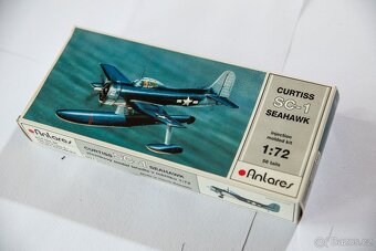 spousta modelů letadel v měřítku 1/72 - 11