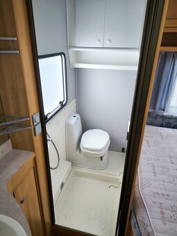 Karavan Knaus Azur 500 - francouzská postel, plynový bojler - 11