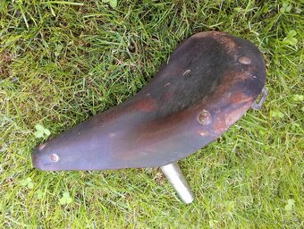 Staré kožené sedla - 11